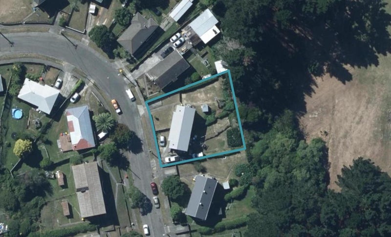 11 Worcester Place, Cannons Creek, Porirua - Carousel 1