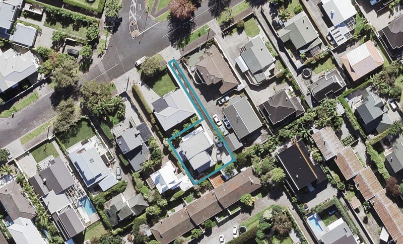 20 Raymond Street, Point Chevalier, Auckland - Carousel 1