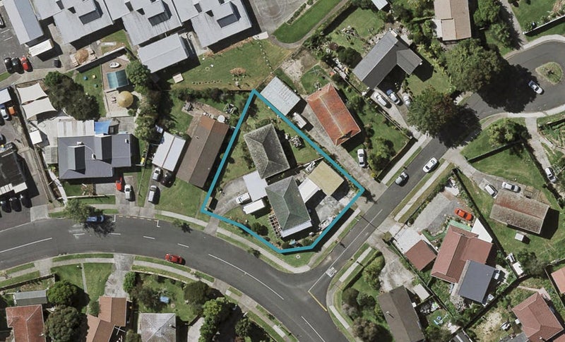 2/8 Charntay Avenue, Clover Park, Auckland - Carousel 1