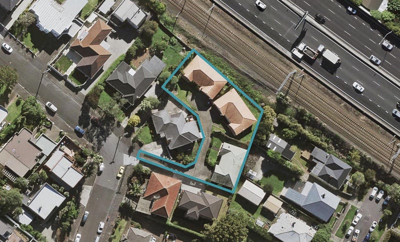 2/22 Otahuri Crescent, Remuera, Auckland - Carousel 1