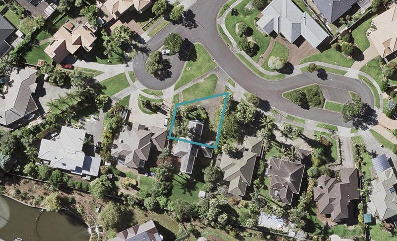 33A Artesia Close, Shamrock Park, Auckland - Carousel 1