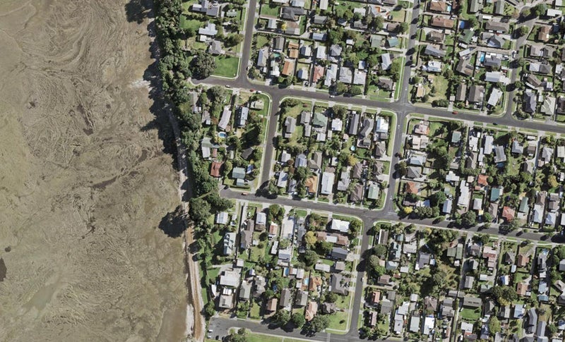 1 Beach Road, Weymouth, Auckland - Carousel 1