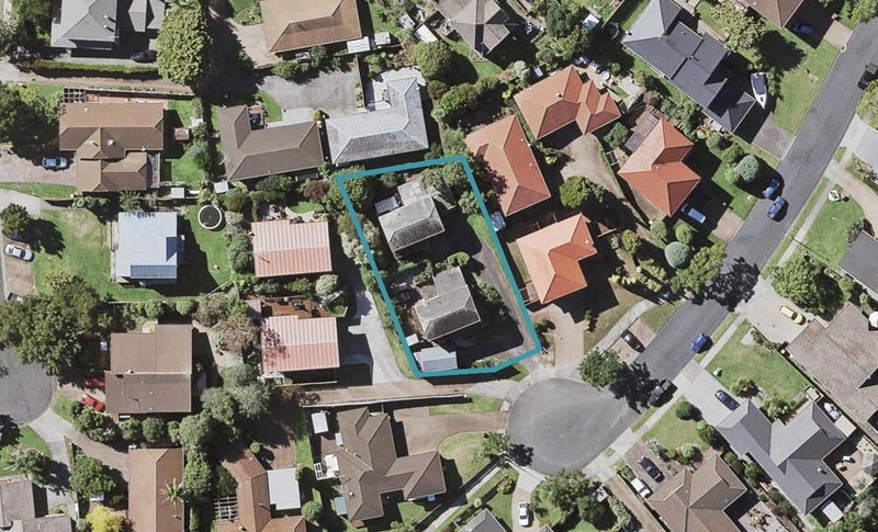 1/13 Billabong Place, Botany Downs, Auckland - Carousel 1