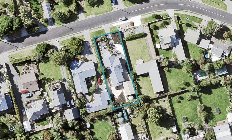 10 Hawke Crescent, Beachlands, Auckland - Carousel 1