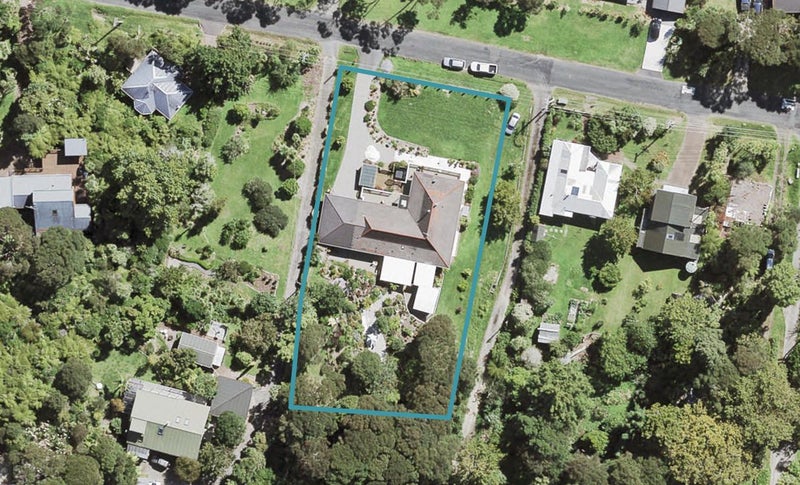 11 Landing Road, Titirangi, Auckland - Carousel 1