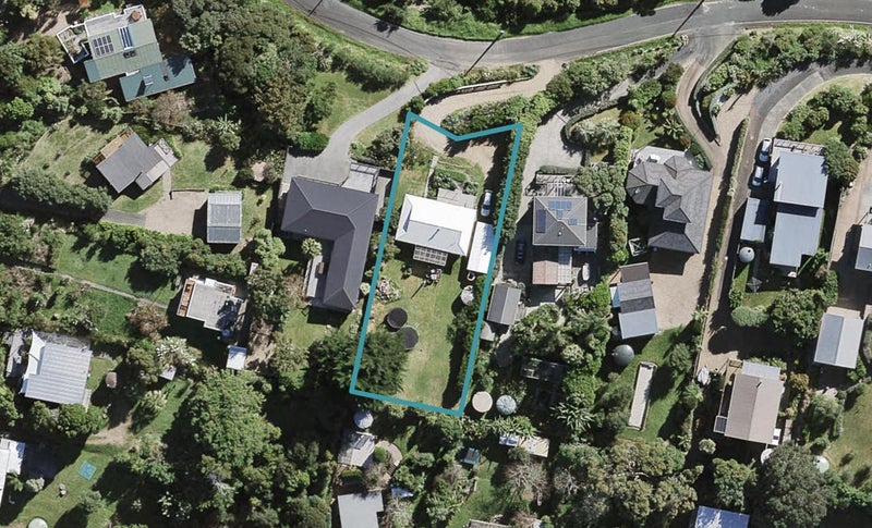 22 Queens Drive, Oneroa, Waiheke Island - Carousel 1