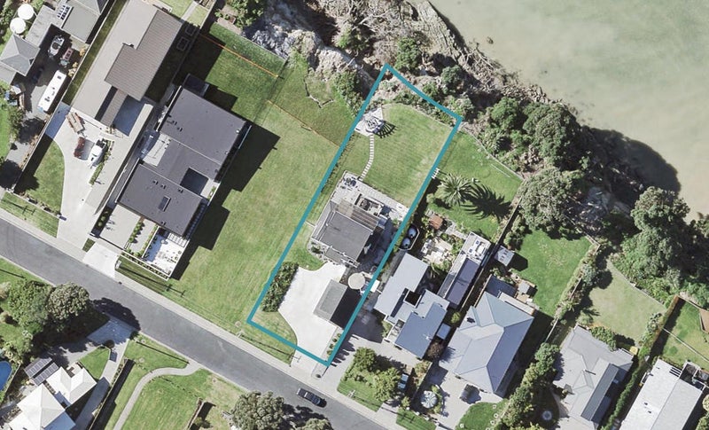37 Pohutukawa Road, Beachlands, Auckland - Carousel 1