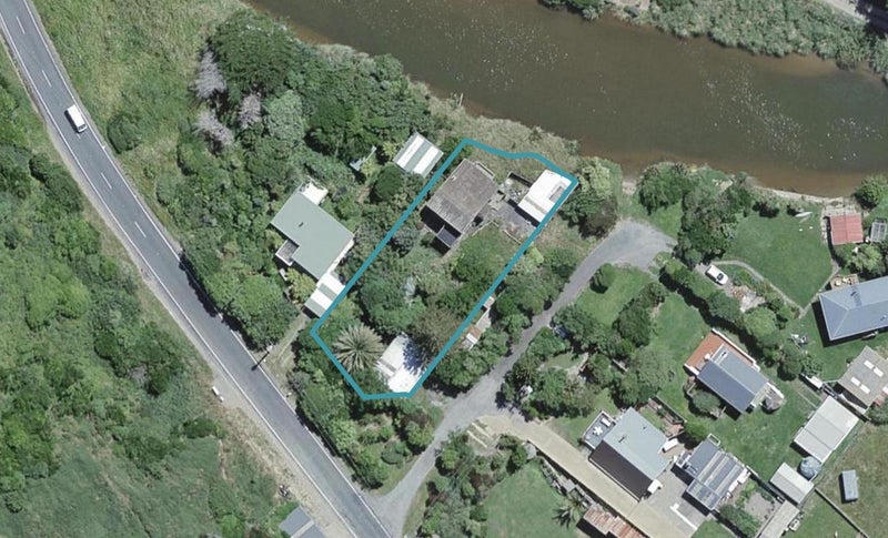 1018 Makara Road, Mākara Beach - Carousel 1