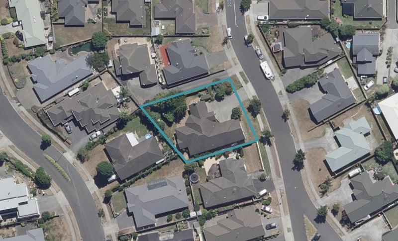 8 Thistlewood Avenue, Hamilton East, Hamilton - Carousel 1