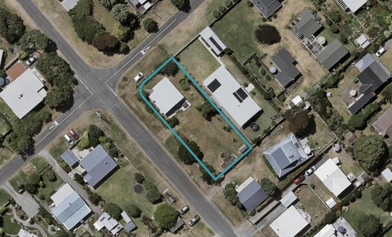10 Ngapaki Street, Waikanae Beach, Waikanae - Carousel 1