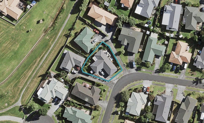 8 Newbegin Place, Weymouth, Auckland - Carousel 1
