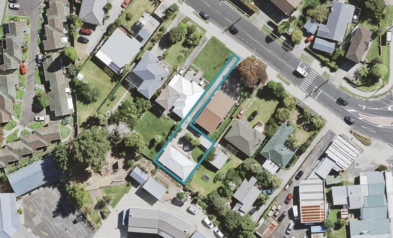 8A Kaurilands Road, Titirangi, Auckland - Carousel 1