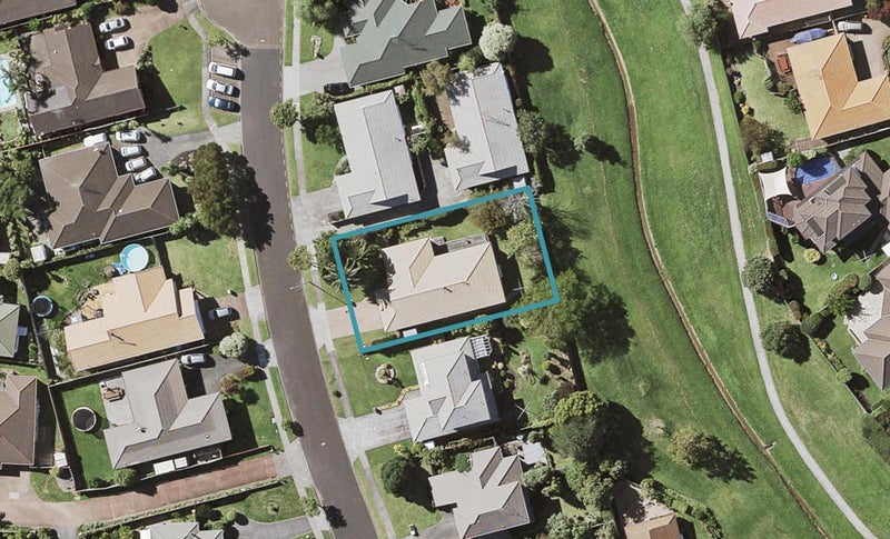 11 Pajaro Place, Golflands, Auckland - Carousel 1