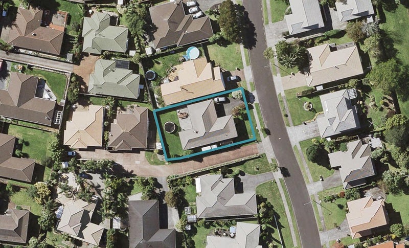 16 Pajaro Place, Golflands, Auckland - Carousel 1
