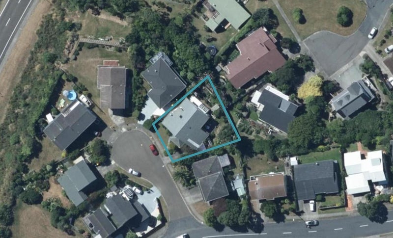 4 Thurso Grove, Papakowhai, Porirua - Carousel 1