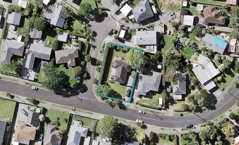 15 Weybridge Crescent, Glen Innes, Auckland - Carousel 1