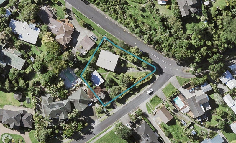 13 Pohutukawa Avenue, Shelly Park, Auckland - Carousel 1