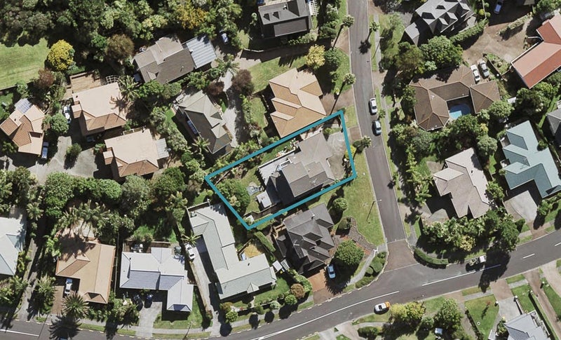4 St Lucia Place, Unsworth Heights, Auckland - Carousel 1