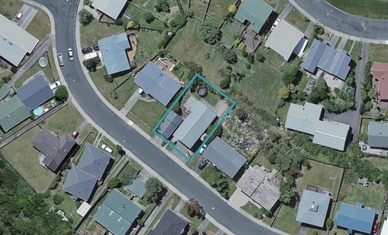 22 Colchester Crescent, Newlands, Wellington - Carousel 1