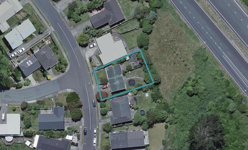 129 Taylor Terrace, Tawa, Wellington - Carousel 1