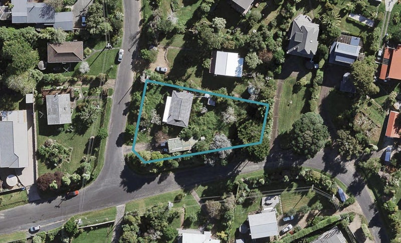 4 Puriri Road, Oneroa, Waiheke Island - Carousel 1