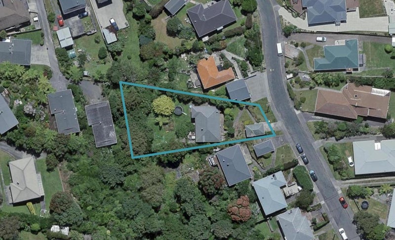 8 Kereru Bend, Tawa, Wellington - Carousel 1