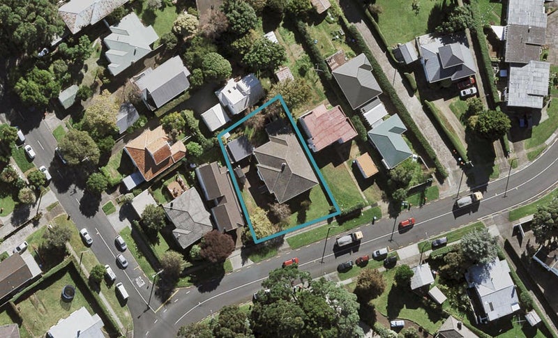 2 Warren Avenue, Three Kings, Auckland - Carousel 1