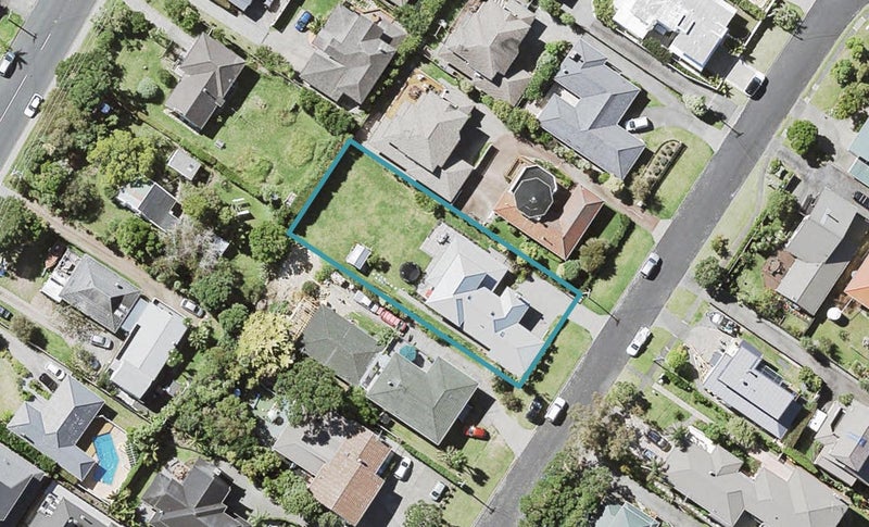 10 Folkestone Street, Murrays Bay, Auckland - Carousel 1