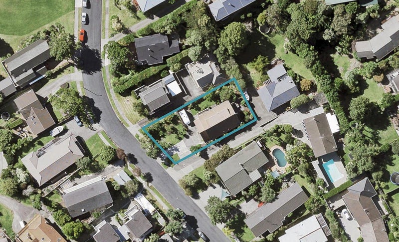 33 Pickwick Parade, Mellons Bay, Auckland - Carousel 1
