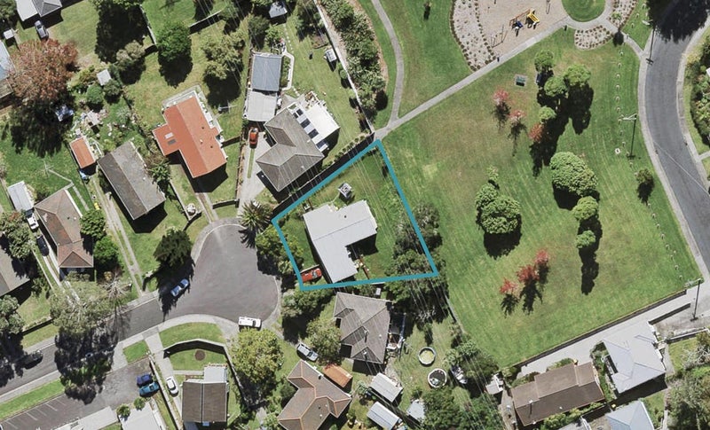 11 Cole Place, Te Atatu South, Auckland - Carousel 1