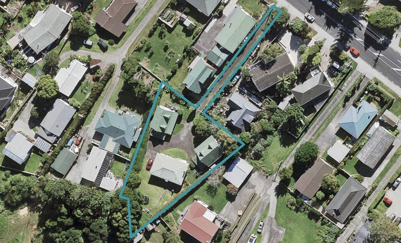 2/22 Kaipatiki Road, Glenfield, Auckland - Carousel 1