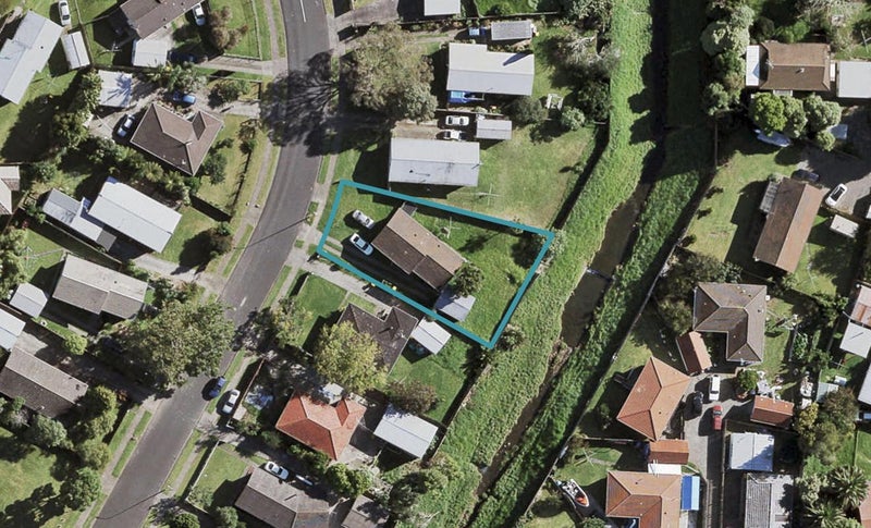 8 Innismara Avenue, Wattle Downs, Auckland - Carousel 1