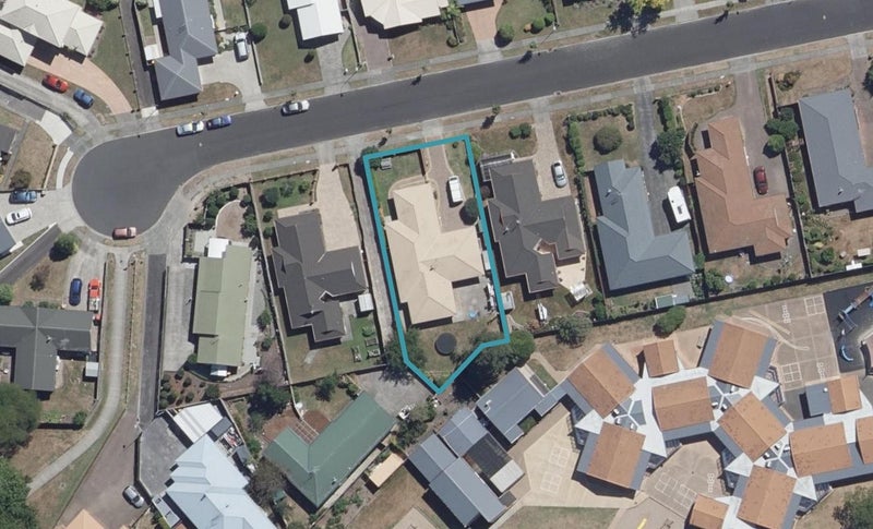 11 Minnie Place, Pukete, Hamilton - Carousel 1