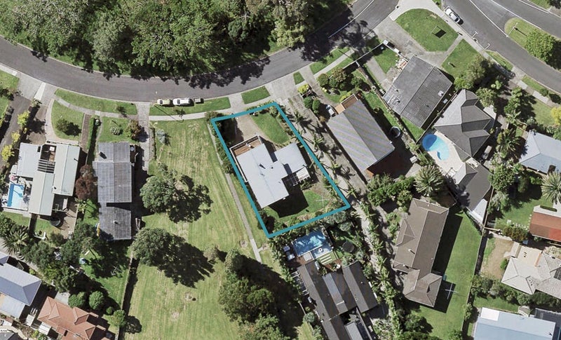 10 Sunnyhill Crescent, Sunnyhills, Auckland - Carousel 1