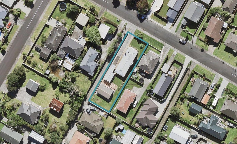 8 Taipari Road, Te Atatu Peninsula, Auckland - Carousel 1