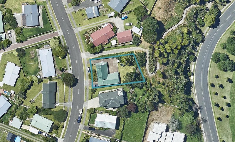 8 Tom Muir Drive, Gate Pa, Tauranga - Carousel 1