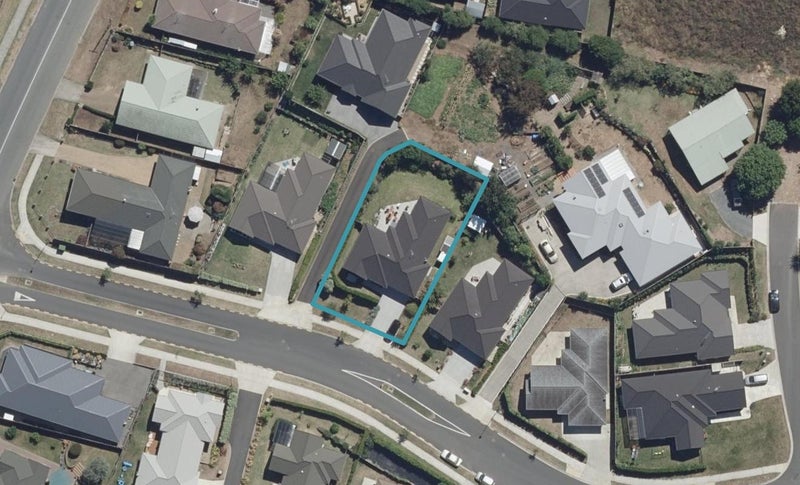 9 Cabourne Drive, Glenview, Hamilton - Carousel 1
