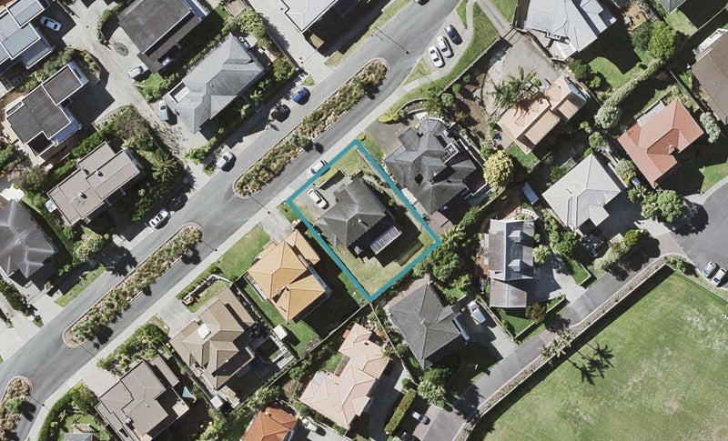 8 Zara Court, Windsor Park, Auckland - Carousel 1