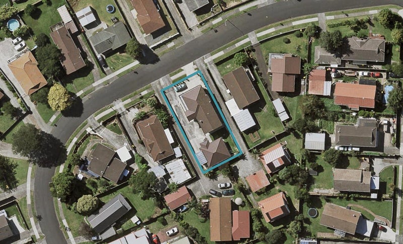 10 Greenstone Place, Clover Park, Auckland - Carousel 1