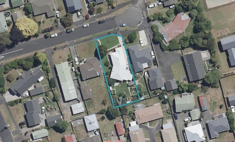 8 Roseburg Street, Fairfield, Hamilton - Carousel 1