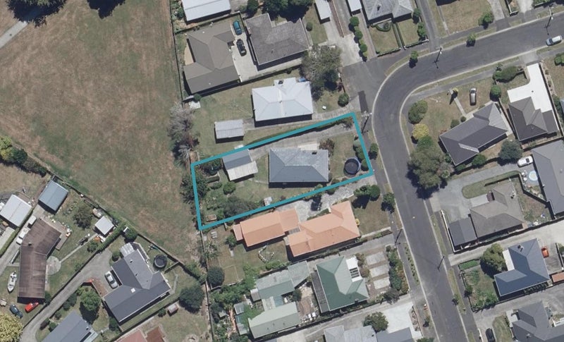 23 Fenwick Crescent, Hillcrest, Hamilton - Carousel 1