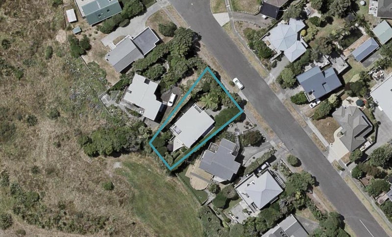 10 Waiheke Street, Waikanae Beach, Waikanae - Carousel 1