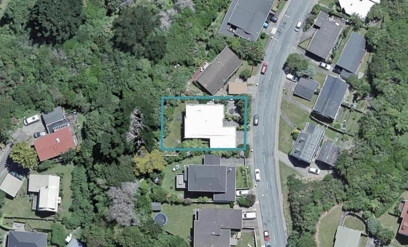42 Woodhouse Avenue, Karori, Wellington - Carousel 1