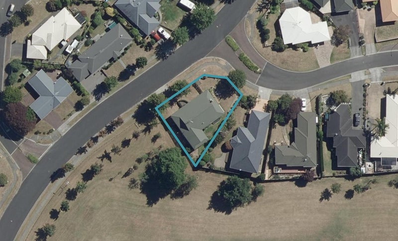2 Parkview Avenue, Western Heights, Hamilton - Carousel 1