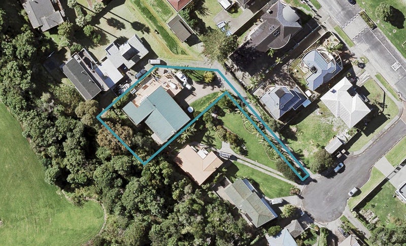 5 Luke Place, Eastern Beach, Auckland - Carousel 1