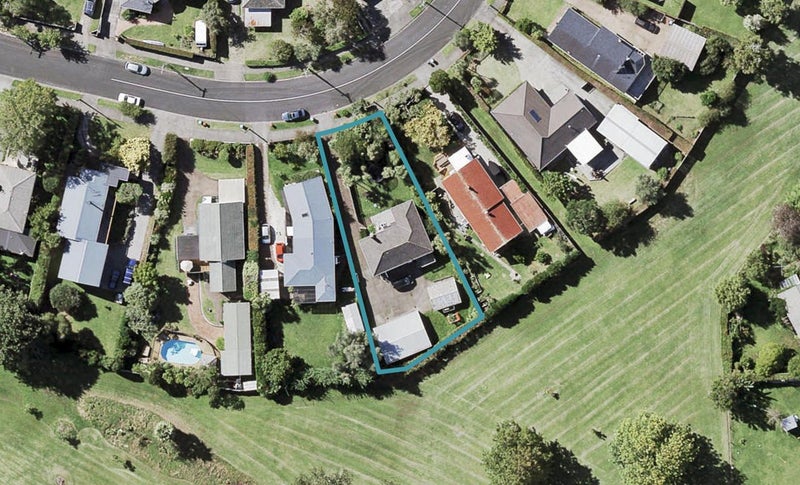18 Weybridge Crescent, Glen Innes, Auckland - Carousel 1