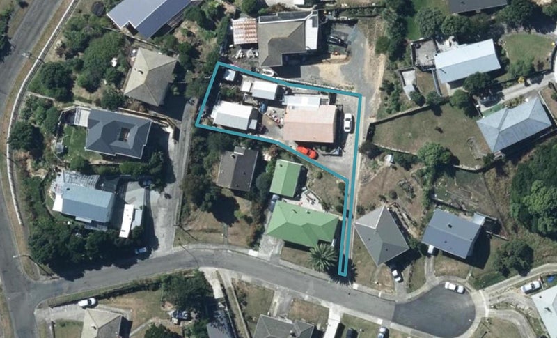 9 Hollow Close, Titahi Bay, Porirua - Carousel 1