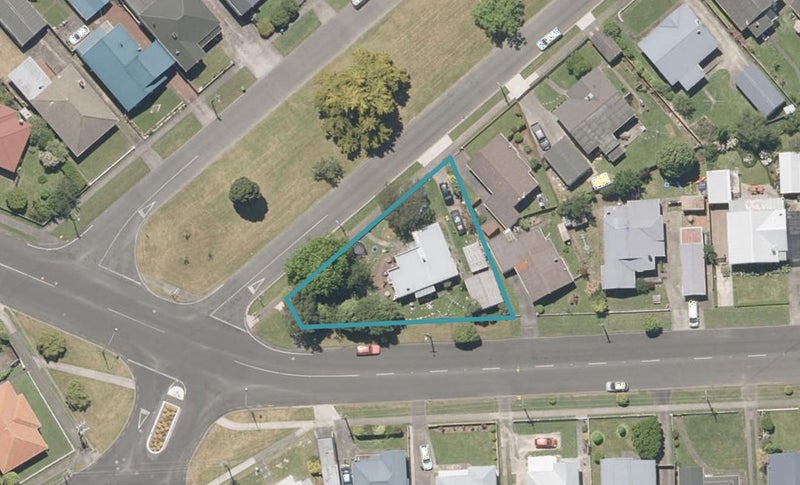 2A Burton Avenue, Whanganui East, Whanganui - Carousel 1