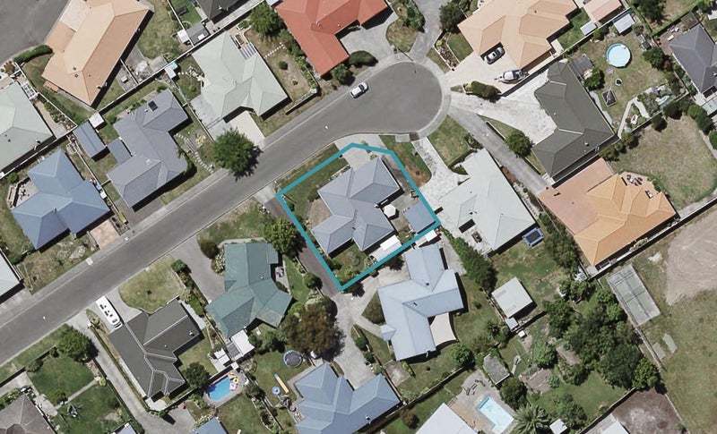 13 Amanda Place, Mayfair, Hastings - Carousel 1