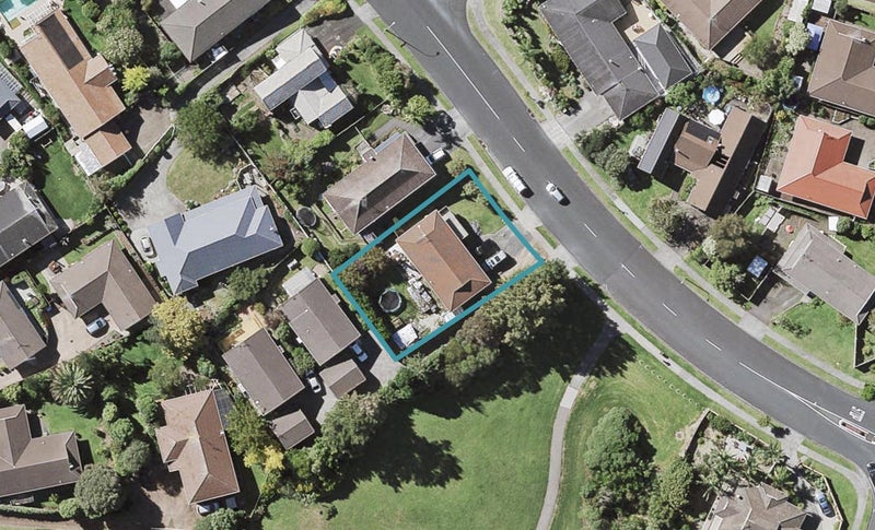 8 Lexington Drive, Botany Downs, Auckland - Carousel 1